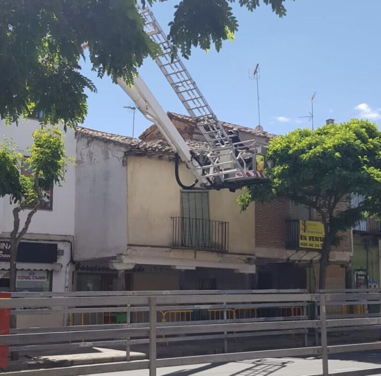 Actuación de los bomberos en dos viviendas en mal estado de la avenida de Portugal