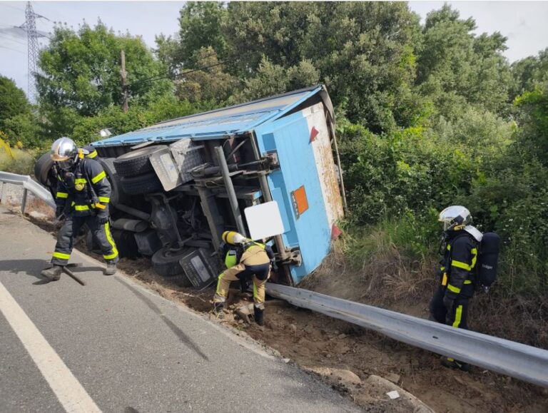 La Junta desactiva el MPCYL tras finalizar el trasvase de la carga del camión volcado en la N-403