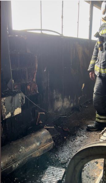 Los bomberos apagan un incendio en una granja de conejos en Mata de Cuéllar