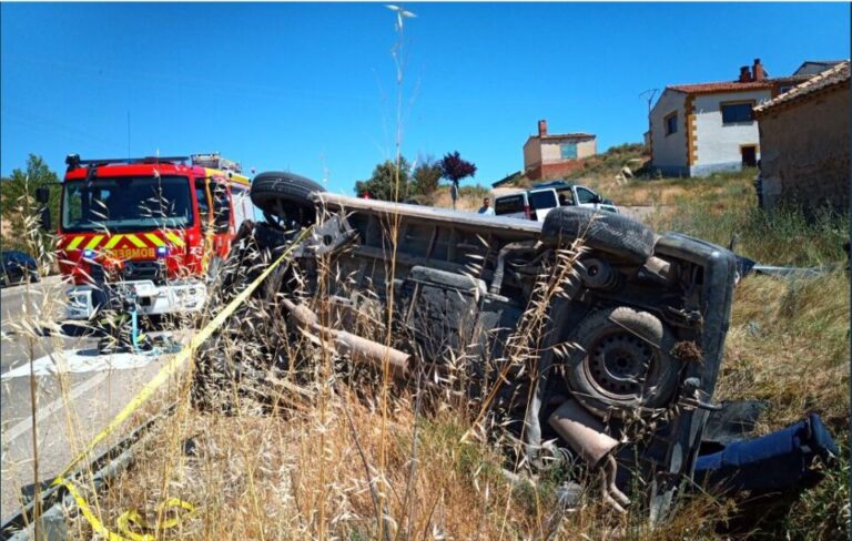 Seis personas heridas tras el vuelco de una furgoneta en Pesquera de Duero (Valladolid)
