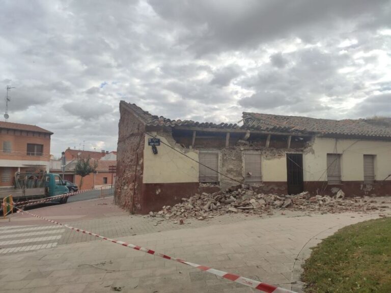 Derrumbe parcial de la fachada de una vivienda en la Plaza de Santiago de Medina del Campo