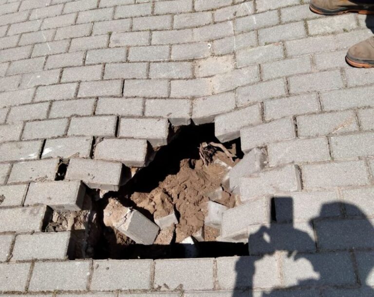 Medina del Campo: Un vehículo queda atrapado por un hundimiento en la calle Madrid