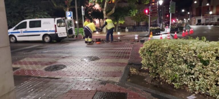 Los Servicios Municipales llevan a cabo el arreglo del paso de cebra de la calle Cuenca