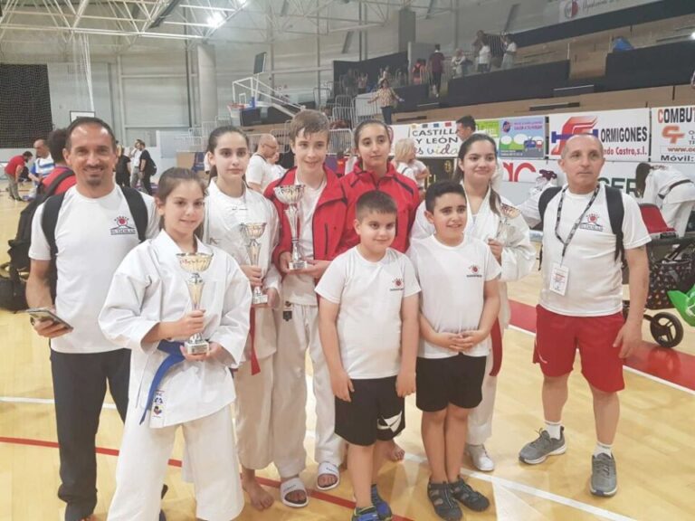 El Budokán Medina obtiene cinco trofeos en el regional por edades de kárate
