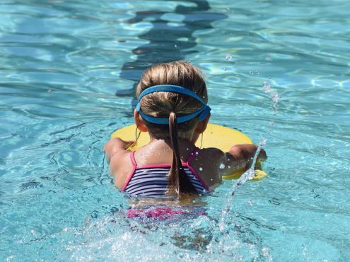 El Procurador del Común pide igualdad en los precios de la piscina para no empadronados