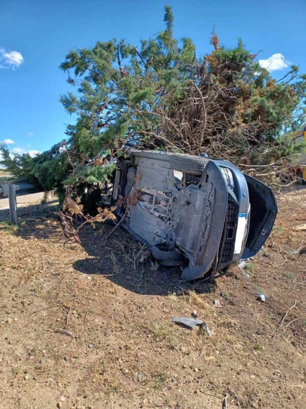 Cuatro heridos después de la colisión de un turismo contra unos arbustos y una mediana en Rueda