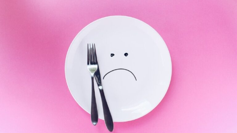 La soledad, la vergüenza y otros impactos en las personas a la hora de comer