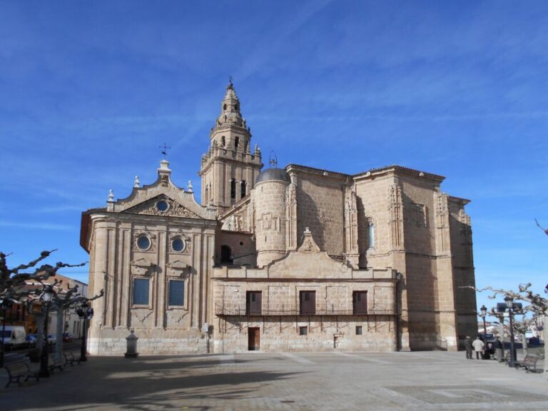 La iglesia de los Santos Juanes de Nava del Rey inaugura el sábado su nueva iluminación ornamental