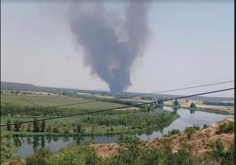El incendio de Castronuño baja a nivel O y se restablece la circulación en la vía férrea Valladolid-Puebla de Sanabria y la carretera VA-160