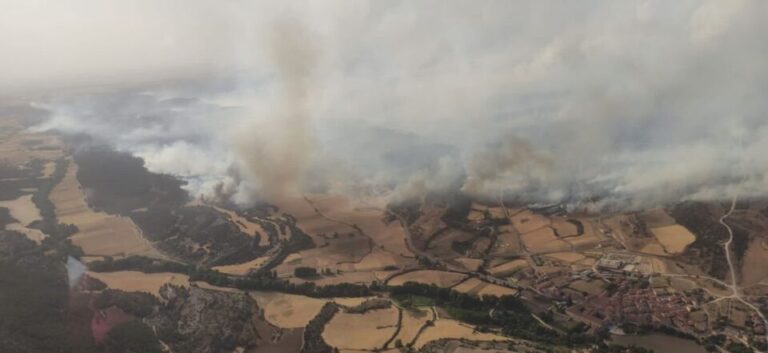 Evacuados tres pueblos por el avance del incendio de Quintanilla del Coco (Burgos)