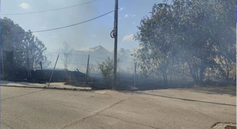 Declarado un incendio en una parcela junto al Centro de Salud de Medina del Campo