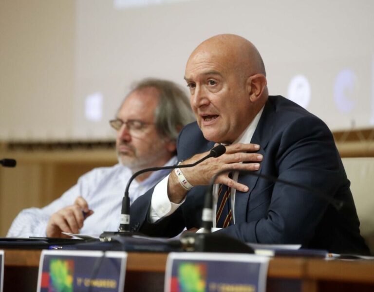 El consejero de la Presidencia destaca la lengua castellana, el municipalismo, el diálogo social y la lealtad institucional como grandes señas de identidad de Castilla y León