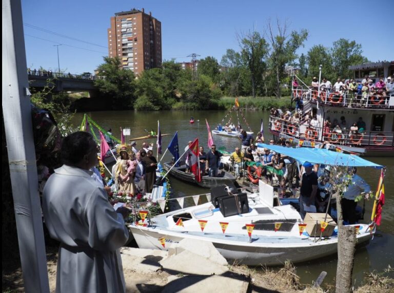 Valladolid celebra la XXIII procesión fluvial de la Virgen del Carmen
