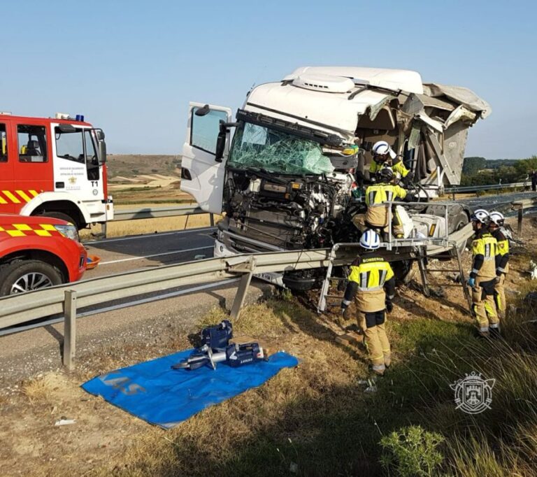 Un fallecido y un herido tras una colisión frontal entre dos camiones en la N-627 en Urbel de Castillo (Burgos)