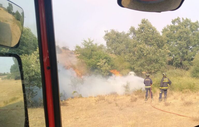 Los Bomberos de la Diputación de Valladolid colaboran en la extinción del incendio de Tábara en Zamora