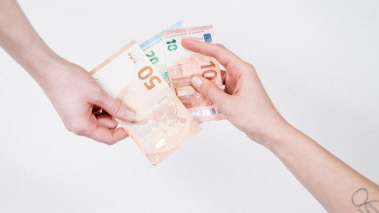 Pagar en efectivo está protegido por ley: ¿acabará esta norma con la exclusión financiera?