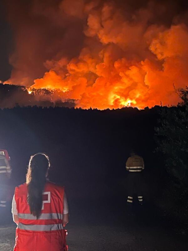 Unos 150 voluntarios de Cruz Roja apoyan las labores de extinción de los incendios que arrasan la Comunidad