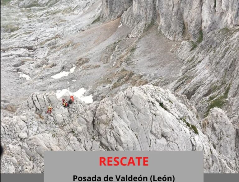 El Grupo de Rescate de Protección Civil socorre a un escalador herido en el pico Torre de Liordes en Posada de Valdeón (León)