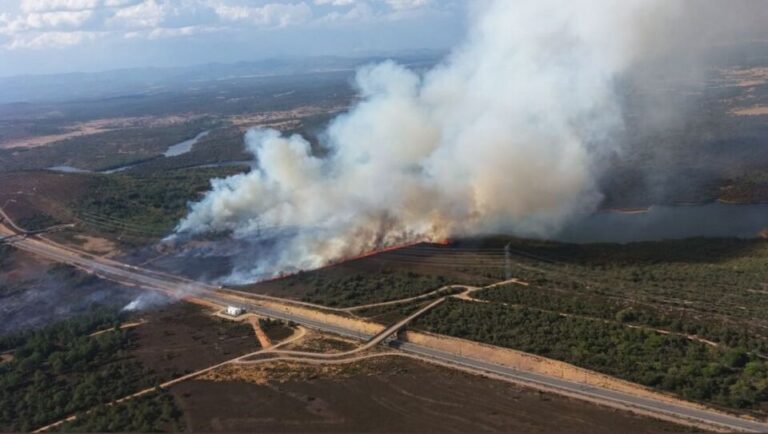 El incendio de Val de Santa María declarado nivel 2 por corte de la vía férrea del AVE