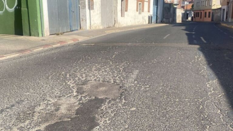 Baches en la calle Zamora