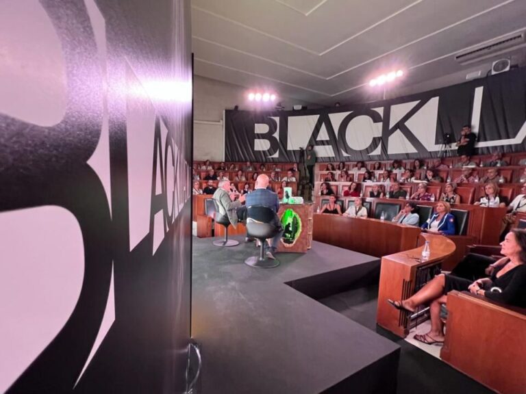Blacklladolid navega con el vino de Jerez y conversa sobre la necesidad de lo ordinario en la ficción
