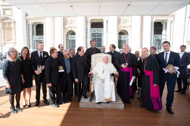 El papa Francisco recibe a la Fundación VIII Centenario de la Catedral. Burgos 2021