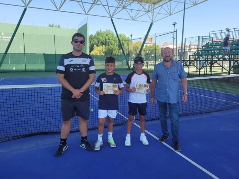 El tenista benjamín Pablo Dueñas, finalista en el IV Torneo Villa Alba de Tormes
