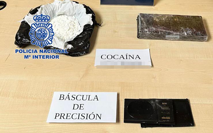 La Policía interviene 1.850 gramos de cocaína y detiene a tres personas por un delito de tráfico de drogas