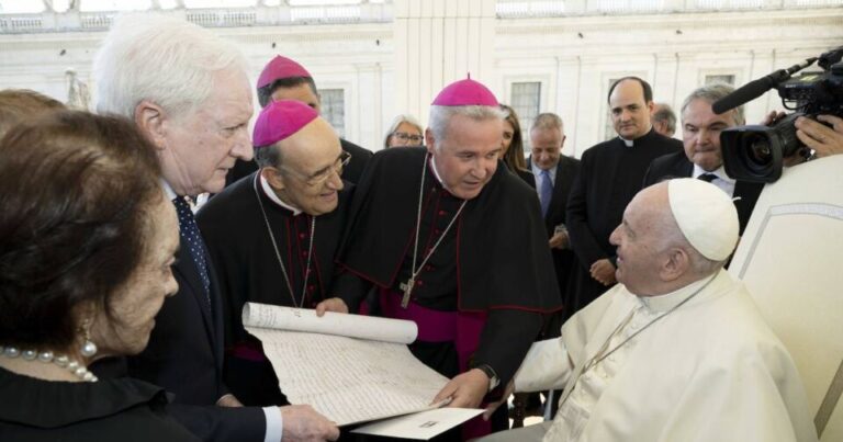 El Papa se interesa por los orígenes del español durante la audiencia con Santonja en Roma