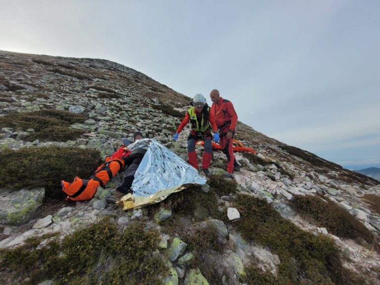 Auxiliado a un montañero en el Pico del Cornón  en el municipio leonés de Villablino
