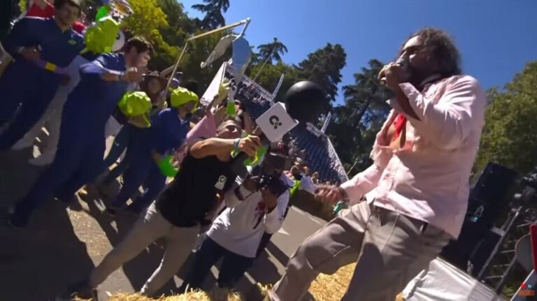 ‘Los Desgraciaus’ amenizan con su música el Gran Premio Red Bull Autos Locos