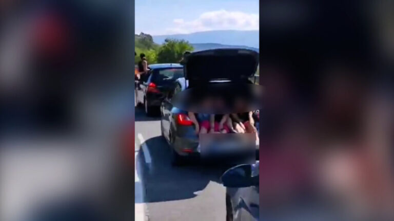 La Guardia Civil investiga a dos conductores por conducción temeraria al circular con personas fuera del habitáculo