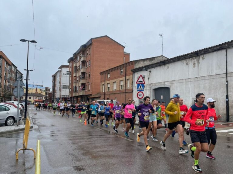Cientos corredores protagonizan una carrera exitosa por las calles de Tordesillas en la Media Maratón y 10 km Villa del Tratado