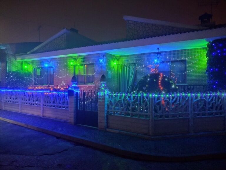 Miles de bombillas engalanan a Serrada por la Navidad con el Concurso de iluminación y decoración de fachadas