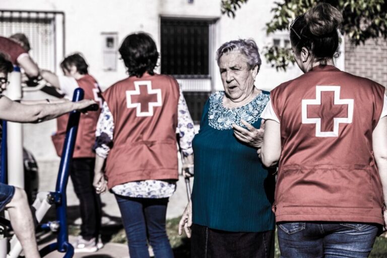 Cruz Roja evidencia problemas de salud graves en el colectivo de personas cuidadoras de personas dependientes