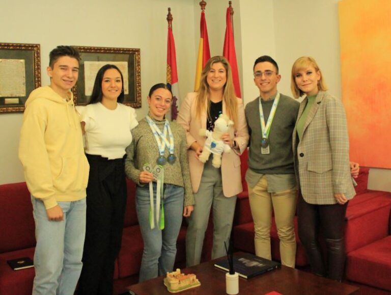 La delegada territorial recibe a los patinadores del Club Patín Renedo de Esgueva