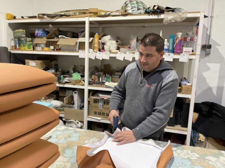 César Jiménez, gerente de Tapizo-yo: «La tapicería es uno de los oficios que se está perdiendo»