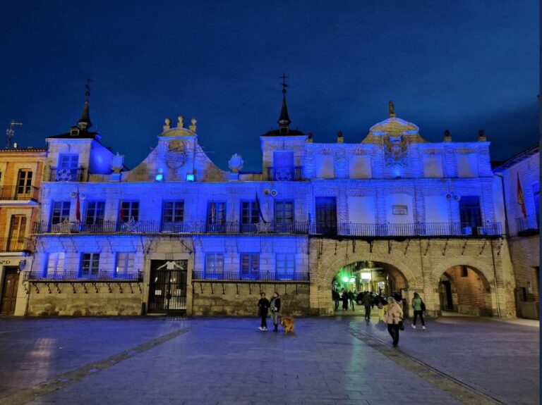 Medina del Campo se ilumina de azul para dar visibilidad al Día Mundial de la Diabetes