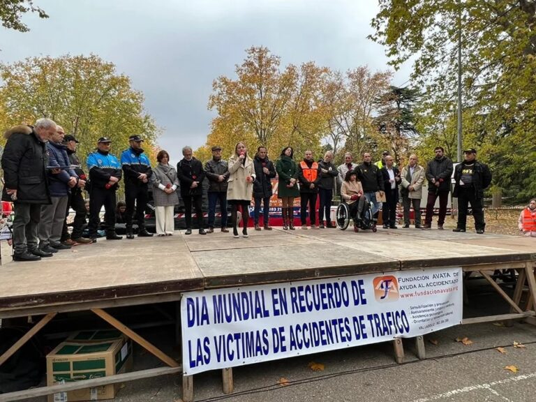 Minuto de silencio y ofrenda floral para recordar a las víctimas de accidente de tráfico en Valladolid