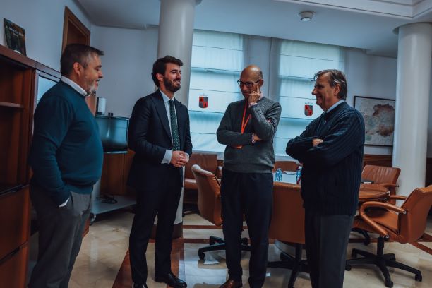 García-Gallardo se reúne con representantes de las familias numerosas de Castilla y León para seguir trabajando en “políticas específicas para fomentar la familia y la natalidad”