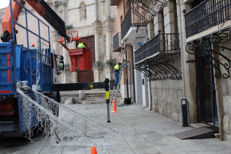 Medina del Campo da comienzo a la instalación de sus luces navideñas