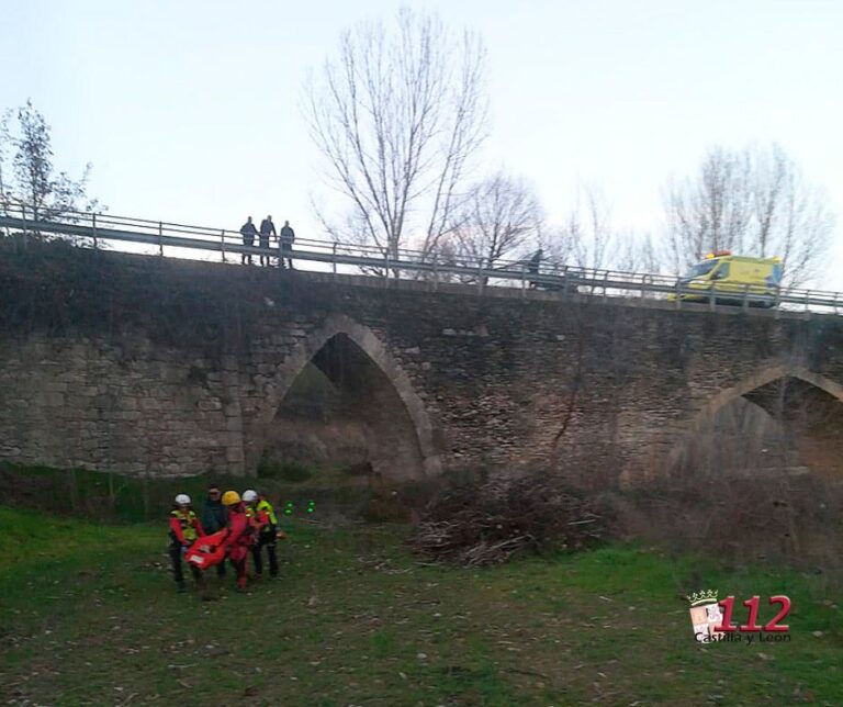 Un motorista cae por el puente del Voltoya en Coca (Segovia)