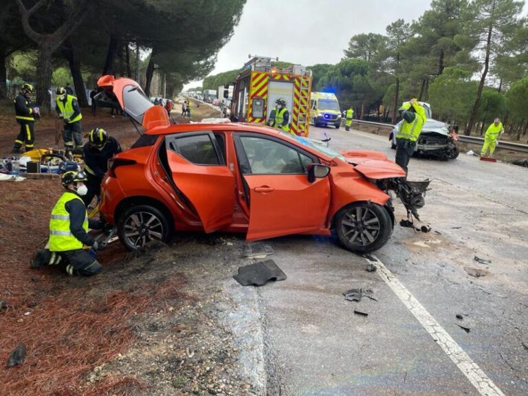 Un muerto y dos heridos graves tras un accidente frontal entre dos coches en Traspinedo