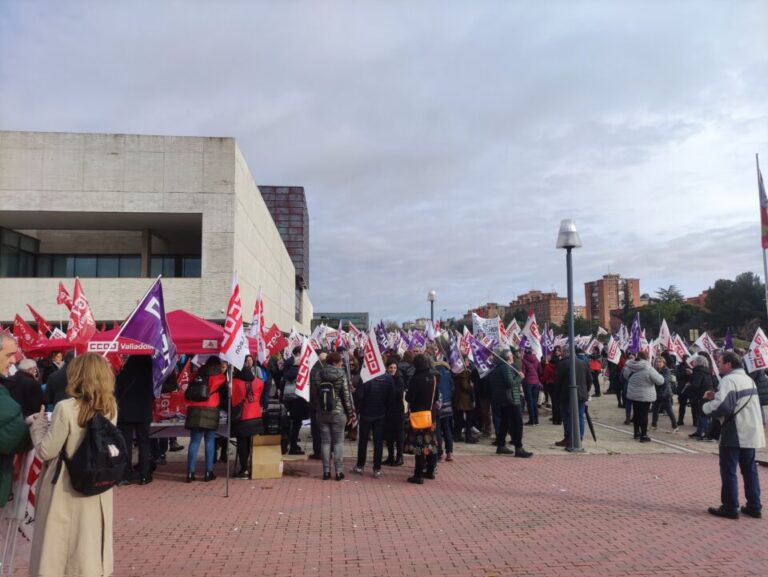 Los sindicatos rodean las Cortes de Castilla y León