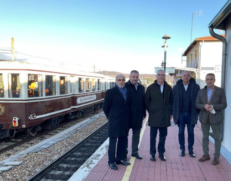 Renfe y la Diputación de León estrenan la “Ruta del sabor ferroviario y la minería” a bordo de un tren histórico