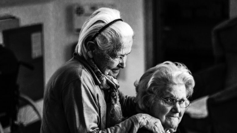 ¿Quién cuida al cuidador? La «cuidadanía» en España, una realidad oculta y poco atendida