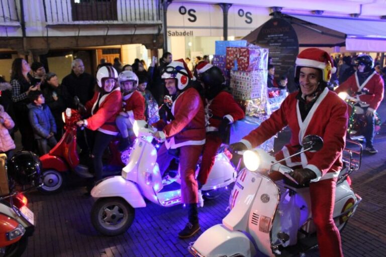 El desfile de Papá Noel llena las calles de Medina del Campo