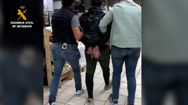 La Guardia Civil detiene una persona por el hurto de varios teléfonos móviles y smartwatch de un establecimiento especializado en Arroyo de la Encomienda