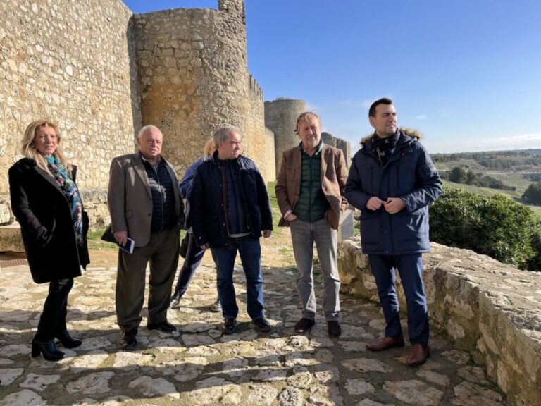 La Junta subvenciona en Urueña la iluminación de la muralla y la construcción del mirador