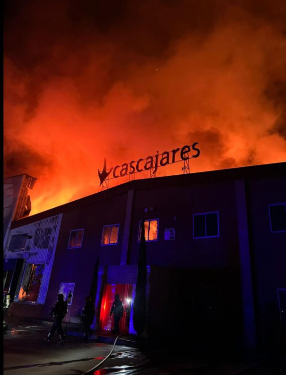 Un incendio calcina la fábrica de Cascajares en Dueñas (Palencia)